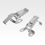 钢制或不锈钢弹片搭扣，承载力可达 1300 N，侧面旋拧孔