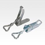 带活动三角拉环的钢制或不锈钢可调搭扣，承载力可达 1000 N，能看到旋拧孔