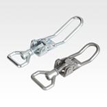 带三角拉环的钢制或不锈钢可调搭扣，承载力可达 6500 N，能看到旋拧孔