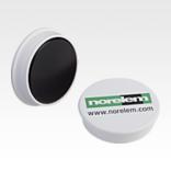 磁铁（吸附磁铁）由硬铁氧体制成，带有 norelem 标志