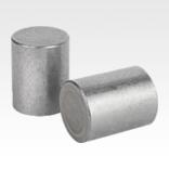 罐形磁铁，材质为 AlNiCo，具有配合公差